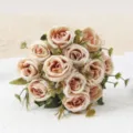 Primo piano di un bouquet di rose artificiali in tessuto di seta per decorazioni. - Caffè