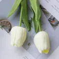 Primo piano dettaglio del bouquet di fiori artificiali tulipani bianchi mini PU per arredo. - Crema