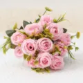 Bouquet di rose in seta artificiale per decorazione, fiori rosa realistici con foglie verdi. - rosa scuro