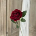 Singolo fiore di rosa in velluto artificiale stelo floreale realistico decorazione casa. - Borgogna
