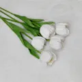 Variante di bouquet di fiori di tulipano artificiale bianco, elegante arredamento casa. - Bianco