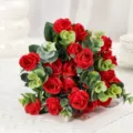 Bouquet di fiori di rose artificiali rosse con foglie di eucalipto per la decorazione - Rosso
