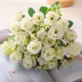 Bouquet di rose bianche artificiali per decorazione di nozze e composizioni floreali. - Crema