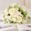 Meraviglioso bouquet di rose in seta bianca artificiale per decorazione di casa principale. - Crema