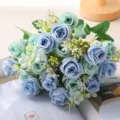 Bouquet di rose artificiali blu e verde menta, splendida composizione floreale per interni. - Blu