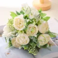 Bouquet di peonie artificiali bianche variante, fiore di seta per decorazione nozze. - Crema
