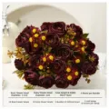 Mazzo di fiori di rose artificiali, composizione floreale decorativa con camomilla e stile. - Borgogna