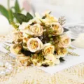 Bouquet di rose artificiali champagne per decorazione della tavola del soggiorno di casa - Champagne