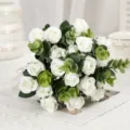 Bouquet di rose bianche artificiali con foglie di eucalipto per decorazione domestica. - Bianco