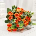 Bouquet di rose artificiali arancioni con foglie di eucalipto per la decorazione. - Arancione