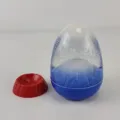 Detailaufnahme des Vulkan-Eier-Öl-Timers mit blauem Farbverlauf und rotem Basisständer. - Weißer Sand