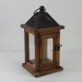 Europäische Vintage Holzkerzenlaterne mit Eisenoberteil für gemütliche Heimdekoration. - Dunkle Farbe