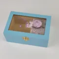 Vista detallada de la bonita caja de música de madera azul con ventana transparente. - Modelo C oso azul / Azul