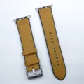 Vue détaillée du bracelet de montre de rechange en cuir marron avec coutures et boucle. - 38/40/41mm / B-2 jaune brun