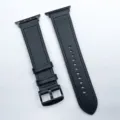 Bracelet de montre de rechange en cuir noir en gros plan montrant les coutures et boucle. - 38/40/41mm / Noir