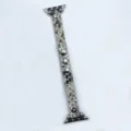Détail du bracelet de montre en cuir imprimé serpent avec rivets métalliques et adaptateurs. - Gris Léopard