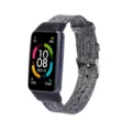 Gros plan detaille du bracelet de montre en toile grise compatible Huawei Band 6, texture. - Gris foncé
