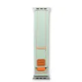 Vue détaillée du bracelet de montre tissé vert clair avec coutures orange et patch en cuir. - 38/40/41mm / Vert Crème