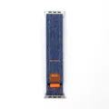 Gros plan détaillé du bracelet de montre en jean bleu avec coutures orange et étiquette. - Denim Bleu Foncé
