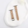 Vue détaillée du bracelet de montre en cuir marron avec motif d'ours gaufré et boucle. - 38/40/41 mm (S10 42 mm) / Abricot