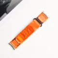 Vue détaillée du bracelet de montre en nylon tissé orange vif avec boucle en métal. - Samsung Watch 8 / Orange