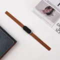 Bracelet de montre connecté magnétique en cuir marron fin vue de détail, design élégant. - Bracelets pour Xiaomi Band 8/9/10 / Marron