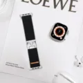 Vue détaillée du bracelet de montre en nylon noir avec boucle en métal sur fond blanc. - 38/40/41 mm (S10 42 mm) / Bleu Marine