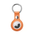 Vue détaillée de l'étui porte-clés AirTag en cuir orange avec texture élégante. - Marron