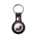 Gros plan detail etui de protection en cuir marron fonce avec anneau metallique argente. - Noir