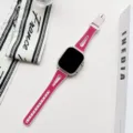Gros plan d'un bracelet de montre en silicone rose et blanc compatible Apple Watch, plat. - Rose & Rose