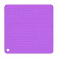 Detail de tapis d'isolation en silicone violet, dessous de plat antidérapant resistant. - Carré / Violet