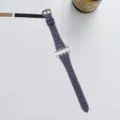 Bracelet de montre en cuir violet élégant compatible Apple Watch, détail de motif texturé. - 42/44/45/46/49MM / Soie violette