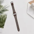 Vue detaillee du bracelet en cuir avec motif tisse noir et blanc pour montre. - Marron et noir