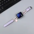 Vue détaillée du bracelet Apple Watch en cuir violet et perles avec charm pendentif en métal. - 38/40/41 (s10 42 mm) / Violet