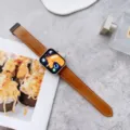 Dettaglio cinturino per orologio in pelle con motivo litchi e fibbia magnetica Apple Watch. - Marrone scuro