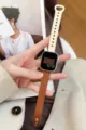 Bracelet de montre en cuir bicolore pour Apple Watch, design clouté élégant en beige et marron. - 38/40/41mm / Marron et Blanc Cassé