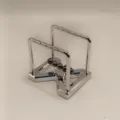 Nahaufnahme Detail eines silbernen Metall Kugelstossel Newton Wiege Schreibtisch Deko. - Achtform / Silber