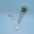 Detailaufnahme des Edelstahl Spiral Windspiel Schwanzes mit grüne Glaskugel und Anhänger. - Grüner Ball