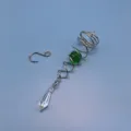 Edelstahl Spin Art Windspiel Spiralschwanz mit gruener Kugel und klarem Kristallanhaenger. - Grüne polygonale Kugel