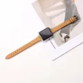 Vue détaillée d'un bracelet de montre fin en cuir marron avec coutures et boucle métal. - Brun Chameau