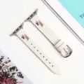 Gros plan détaillé du bracelet de montre en cuir blanc avec un joli motif de teckel. - 42/44/45/49 (s10 46 mm) / Blanc Cassé