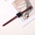Vue detaillee du bracelet de montre en cuir bordeaux de qualite avec bouclerie elegante. - 38/40/41 (s10 42 mm) / Bordeaux Clair