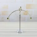 Metall kleiner Eisenmann Schreibtisch Dekoration physikalisches Pendel Balance Spielzeug - Gold Figur
