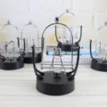 Kreatives Metall Balance Spielzeug Ewige Bewegung Schreibtisch Dekoration Liebespaar Schaukel - 303 (Batteriebetrieben)