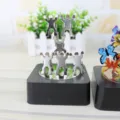 Magnetische Metall-Mensch-Figur, die Desktop-Ornament mit quadratischem Sockel ausgleicht. - Figuren-Clips