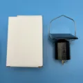 Zwarte op zonne-energie aangedreven windspinnermotor variant met haak en schakelaar. - Model op zonne-energie