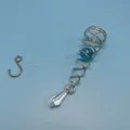 Edelstahl Spirale Windspiel Anhänger mit blauer Kristall Glas Kugel und Kristall Anhänger Haken. - Hellblaue polygonale Kugel