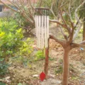 Nordisches Windspiel mit Holzscheibe und Metallrohren, ideal für Garten und Balkondekoration. - 347