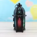Retro schwarzer Eisenmetall und buntes Glas Teelichthalter Detailansicht, filigranes Design. - Buntes Glas Stil / Schwarz