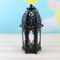 Vista dettagliata della lanterna per candele in metallo nero con design cavo vintage. - Stile Vetro Trasparente / Nero